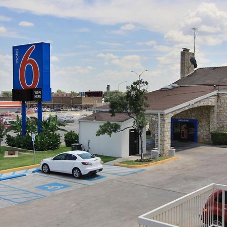 Motel 6 Austin, Tx - Central Downtown Ut Exterior foto
