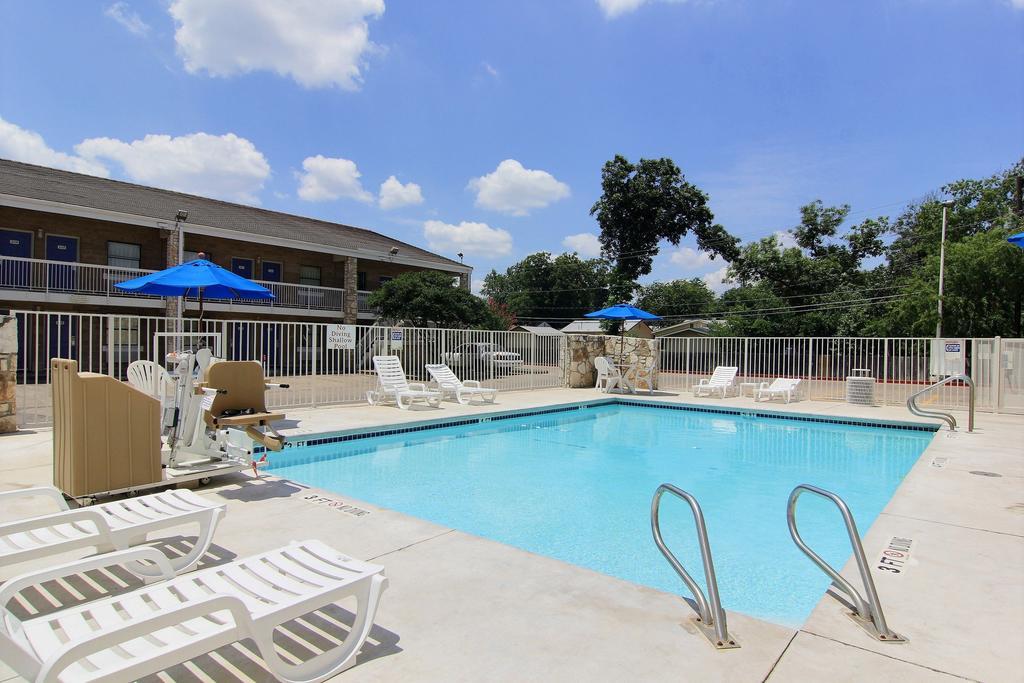 Motel 6 Austin, Tx - Central Downtown Ut Exterior foto