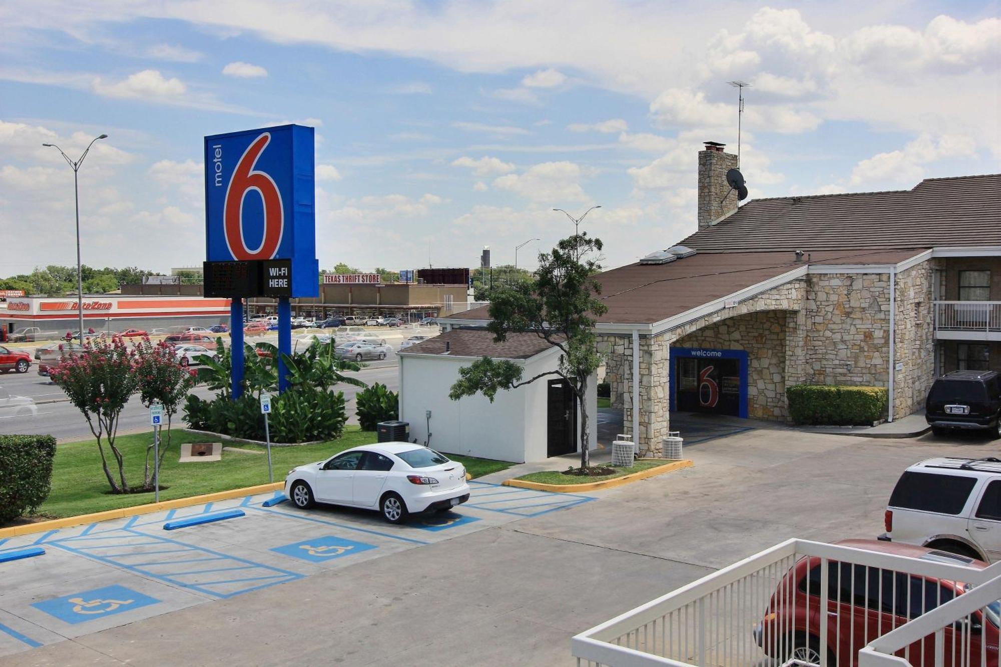 Motel 6 Austin, Tx - Central Downtown Ut Exterior foto