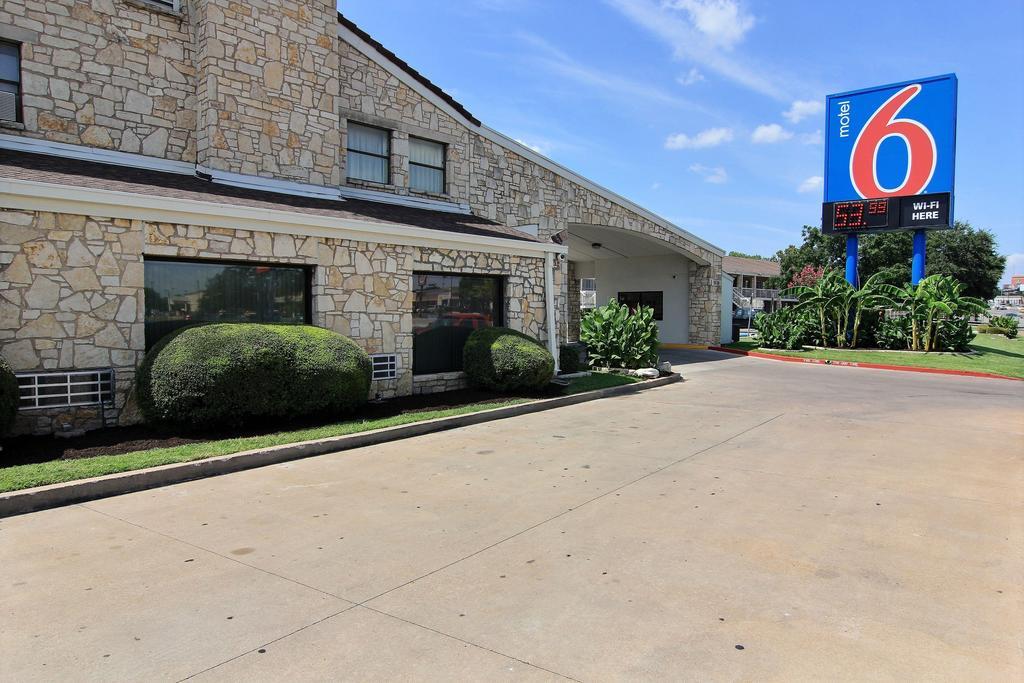 Motel 6 Austin, Tx - Central Downtown Ut Exterior foto