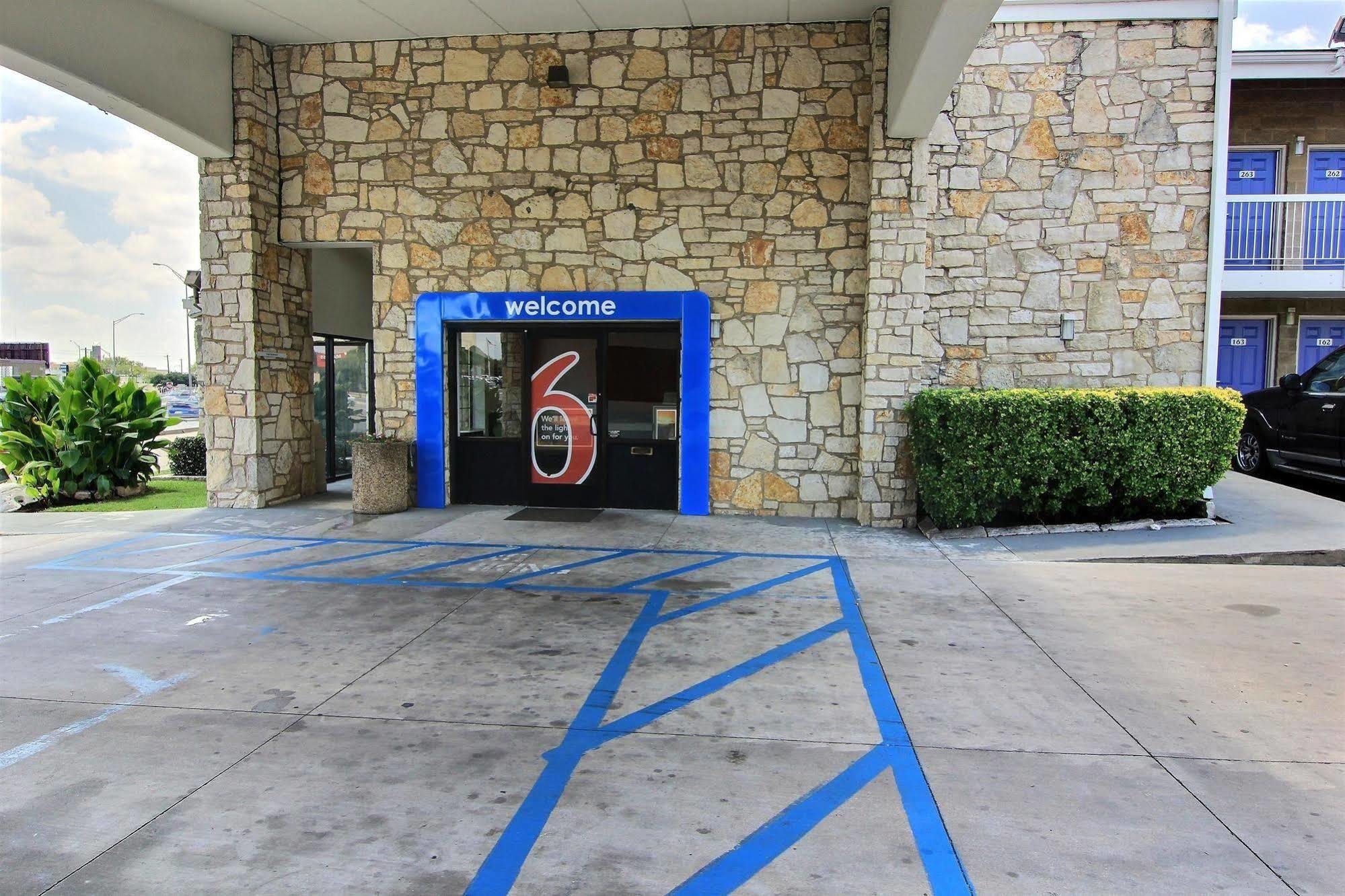 Motel 6 Austin, Tx - Central Downtown Ut Exterior foto