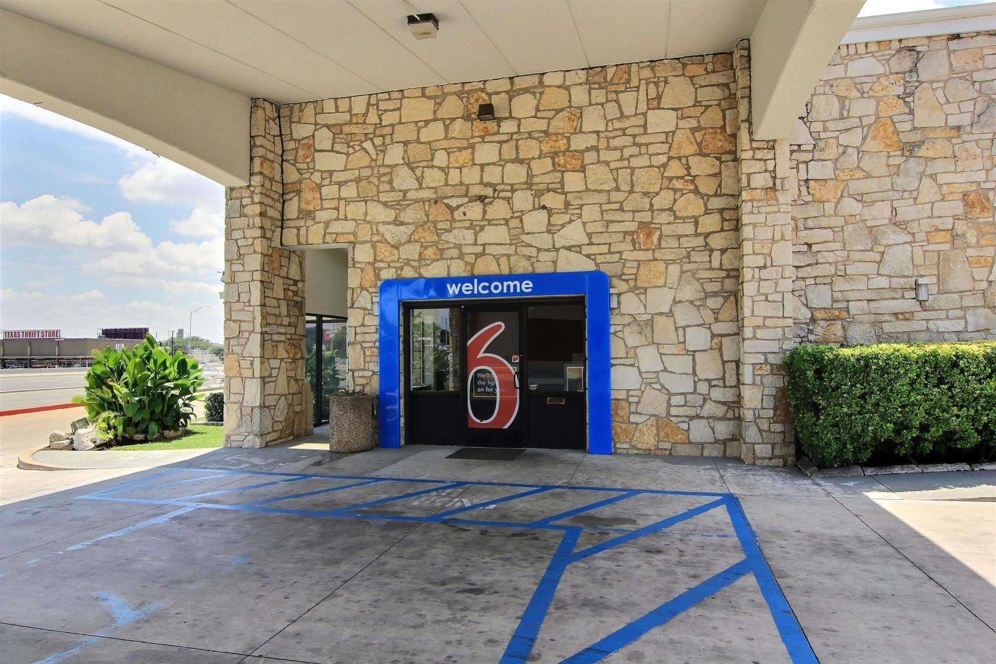 Motel 6 Austin, Tx - Central Downtown Ut Exterior foto
