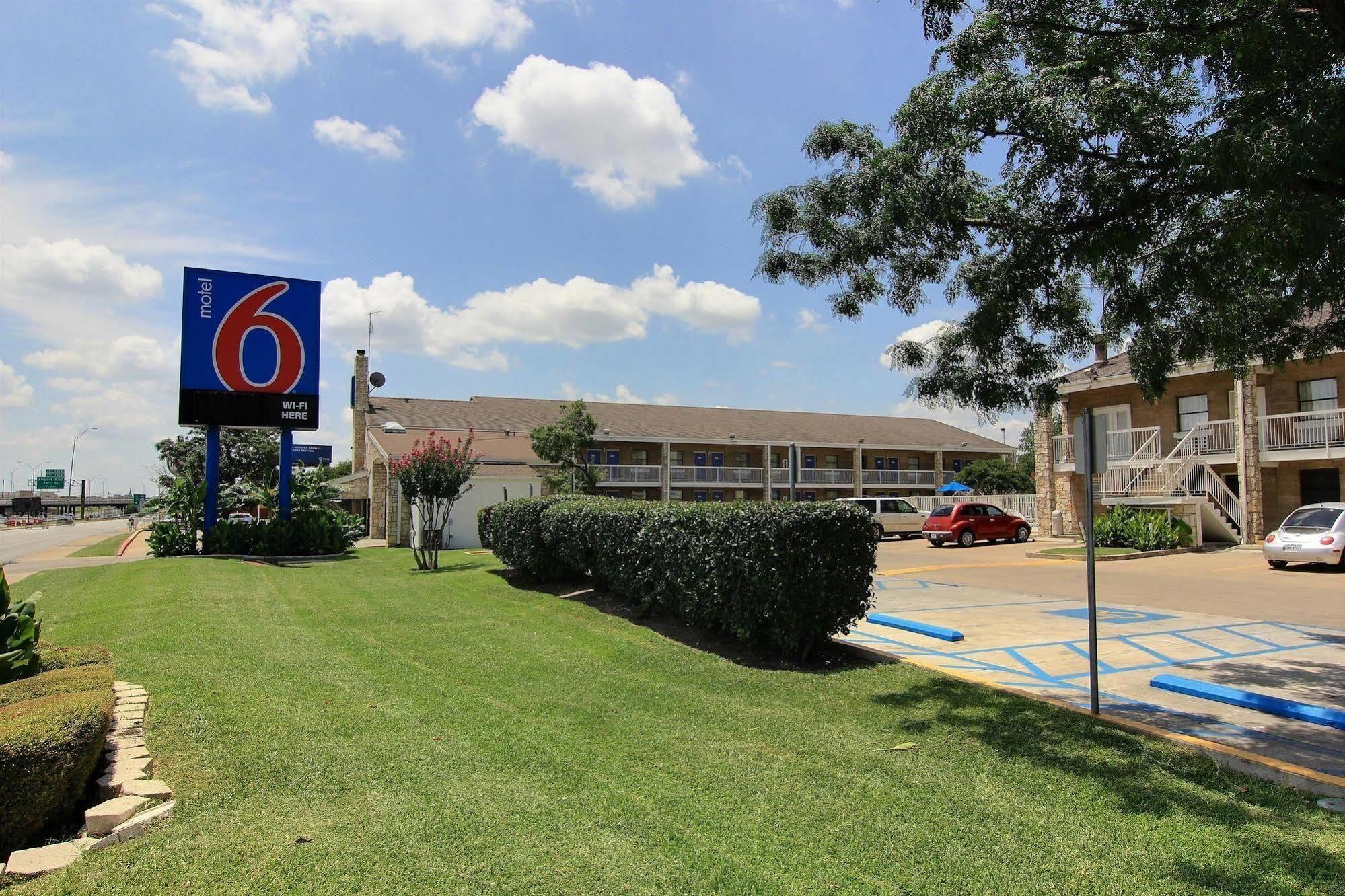 Motel 6 Austin, Tx - Central Downtown Ut Exterior foto