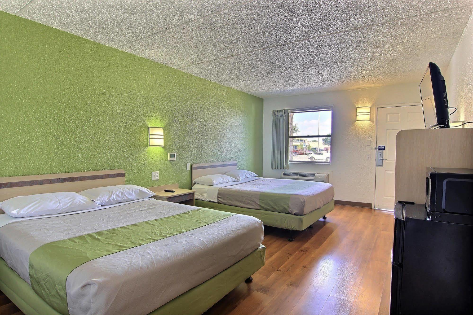 Motel 6 Austin, Tx - Central Downtown Ut Exterior foto