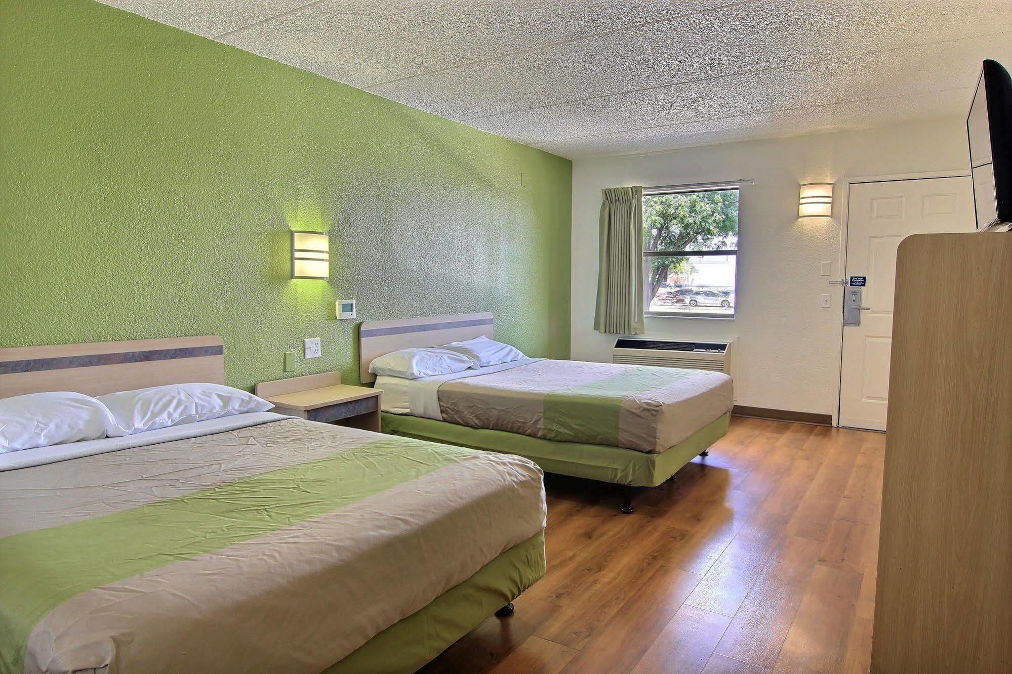 Motel 6 Austin, Tx - Central Downtown Ut Exterior foto