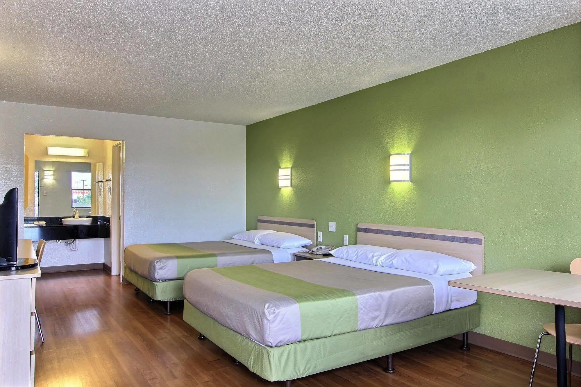 Motel 6 Austin, Tx - Central Downtown Ut Exterior foto