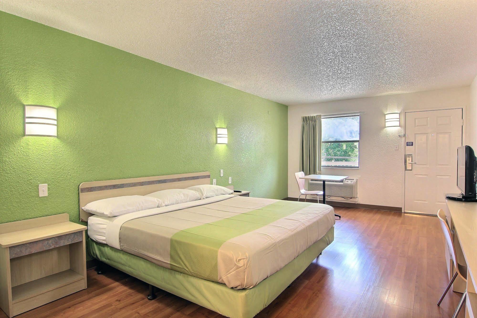 Motel 6 Austin, Tx - Central Downtown Ut Exterior foto