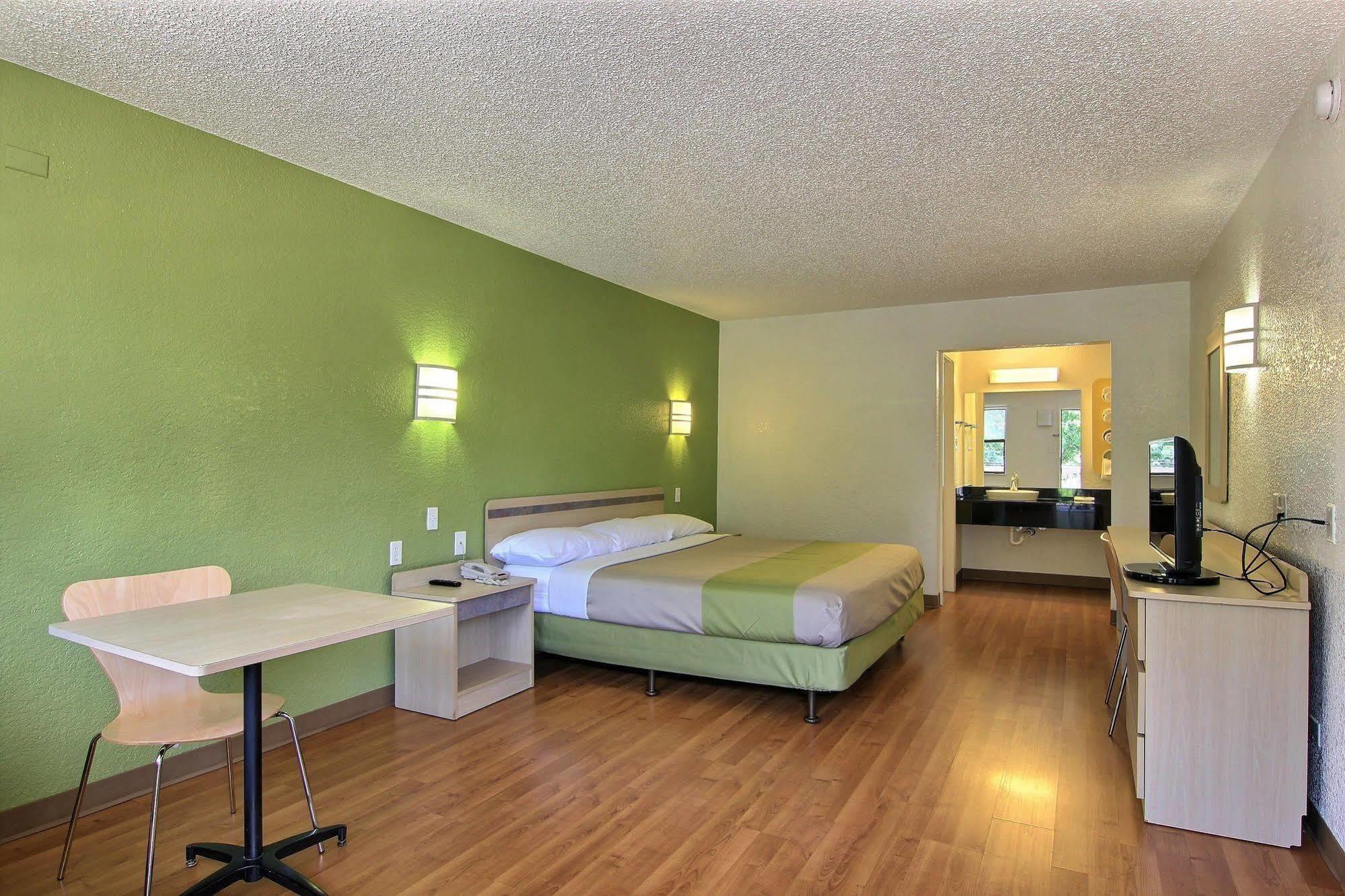 Motel 6 Austin, Tx - Central Downtown Ut Exterior foto