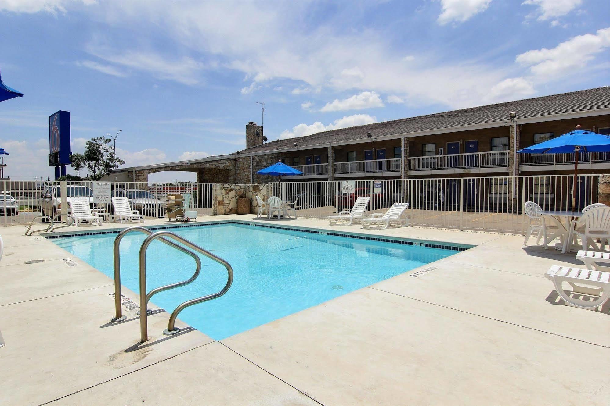 Motel 6 Austin, Tx - Central Downtown Ut Exterior foto